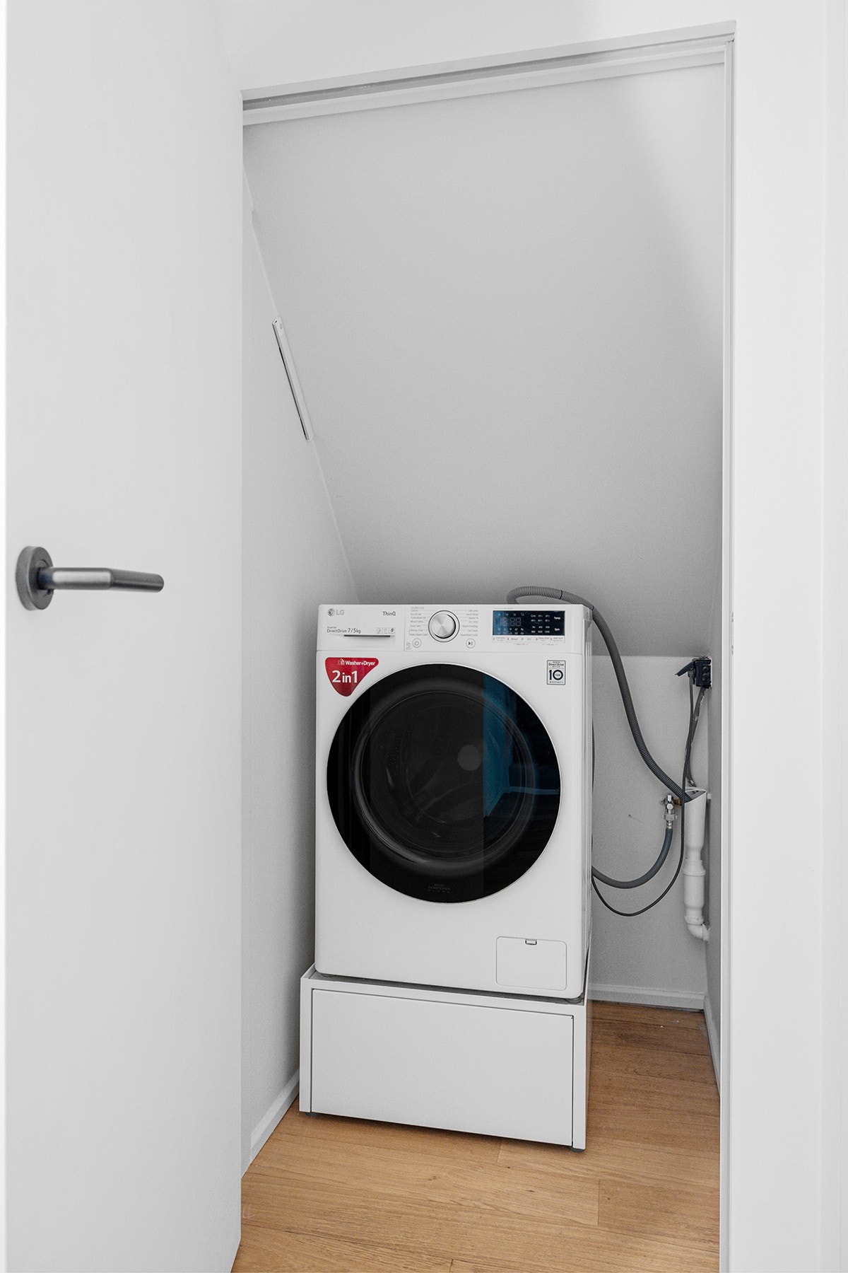 Praktisk kott med opplegg for vaskemaskin Galleribilde