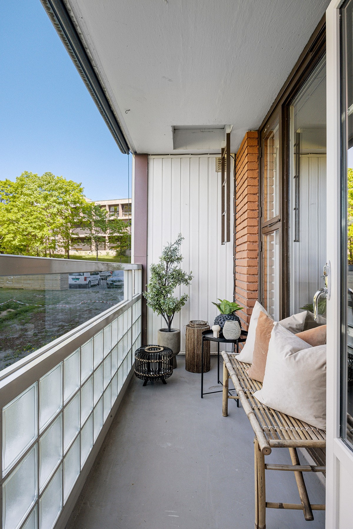 Balkongen har brystning i glass/glassbyggerstein for godt med lys og sikt Galleribilde