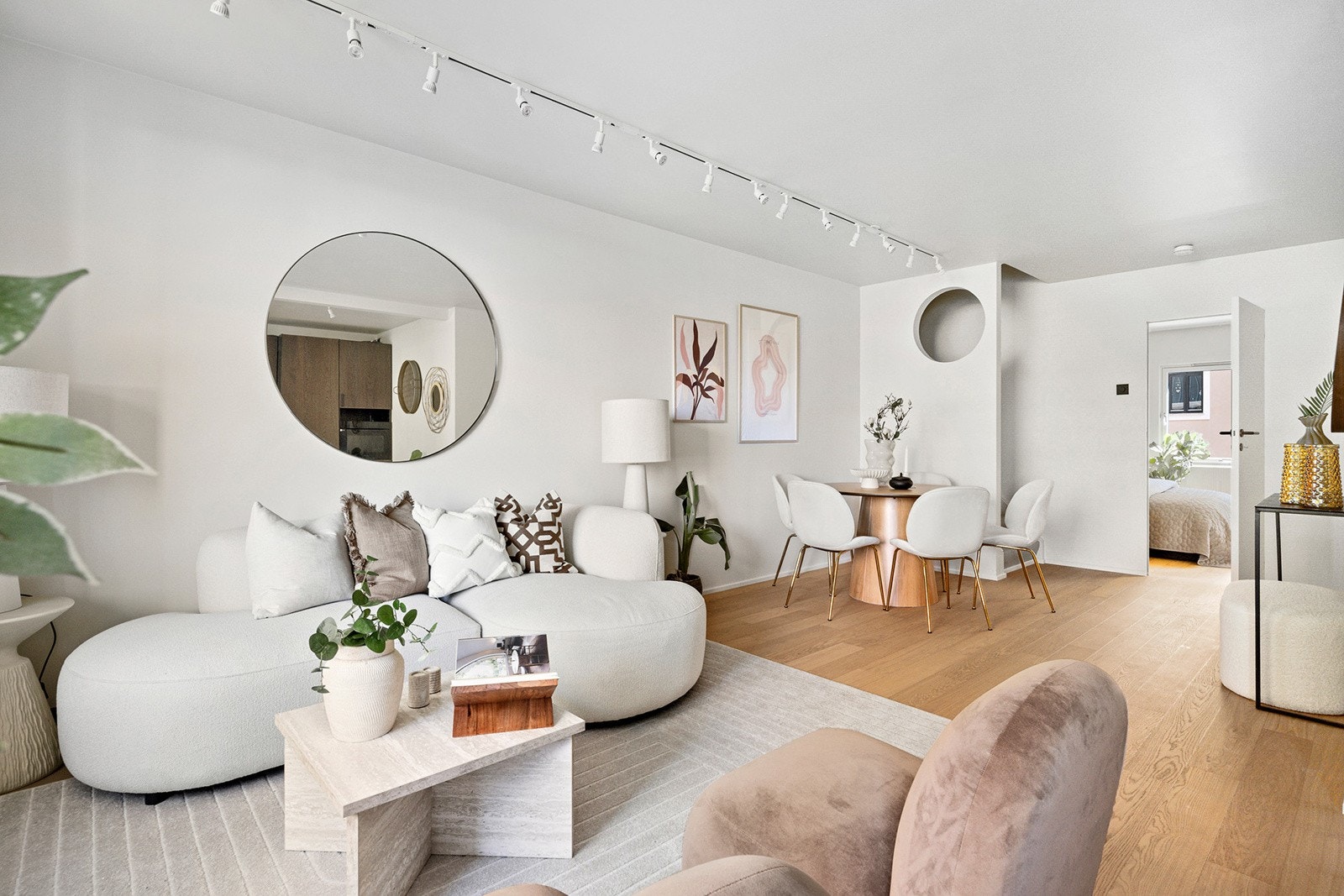 Leiligheten er gjennomgående med mye naturlig lys Galleribilde