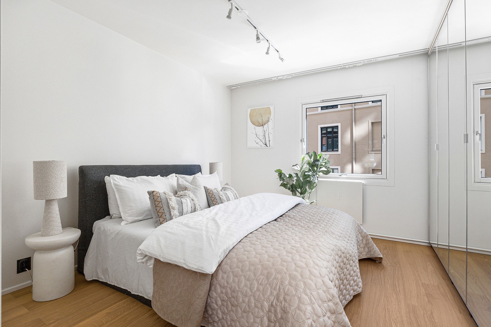 Soverom 1 med garderobe med speilfronter Galleribilde