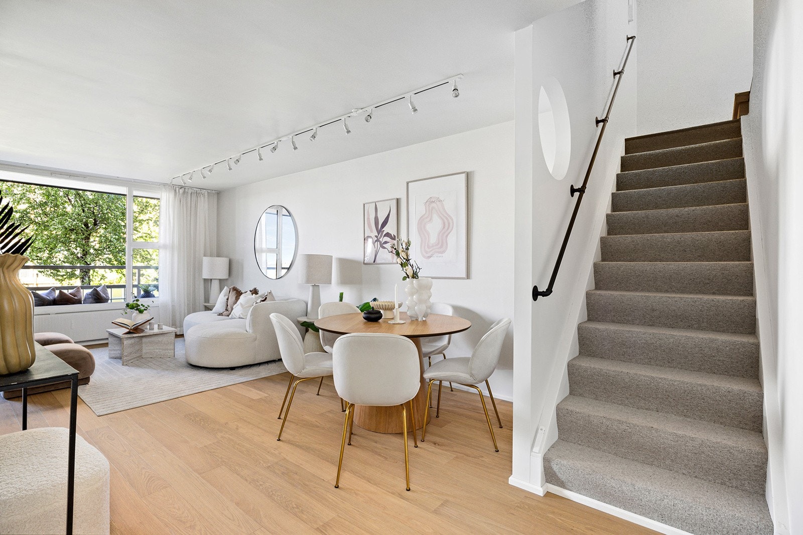 Trapp ned fra 2. etasje til resten av leiligheten som ligger i 1. etasje Galleribilde