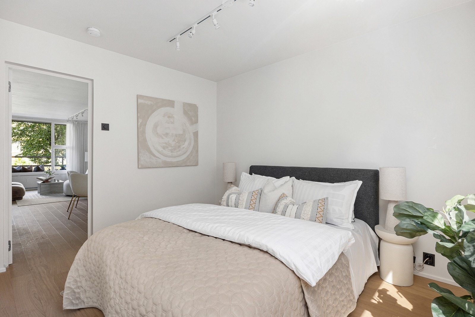 Soverom 1 med god plass til dobbeltseng Galleribilde