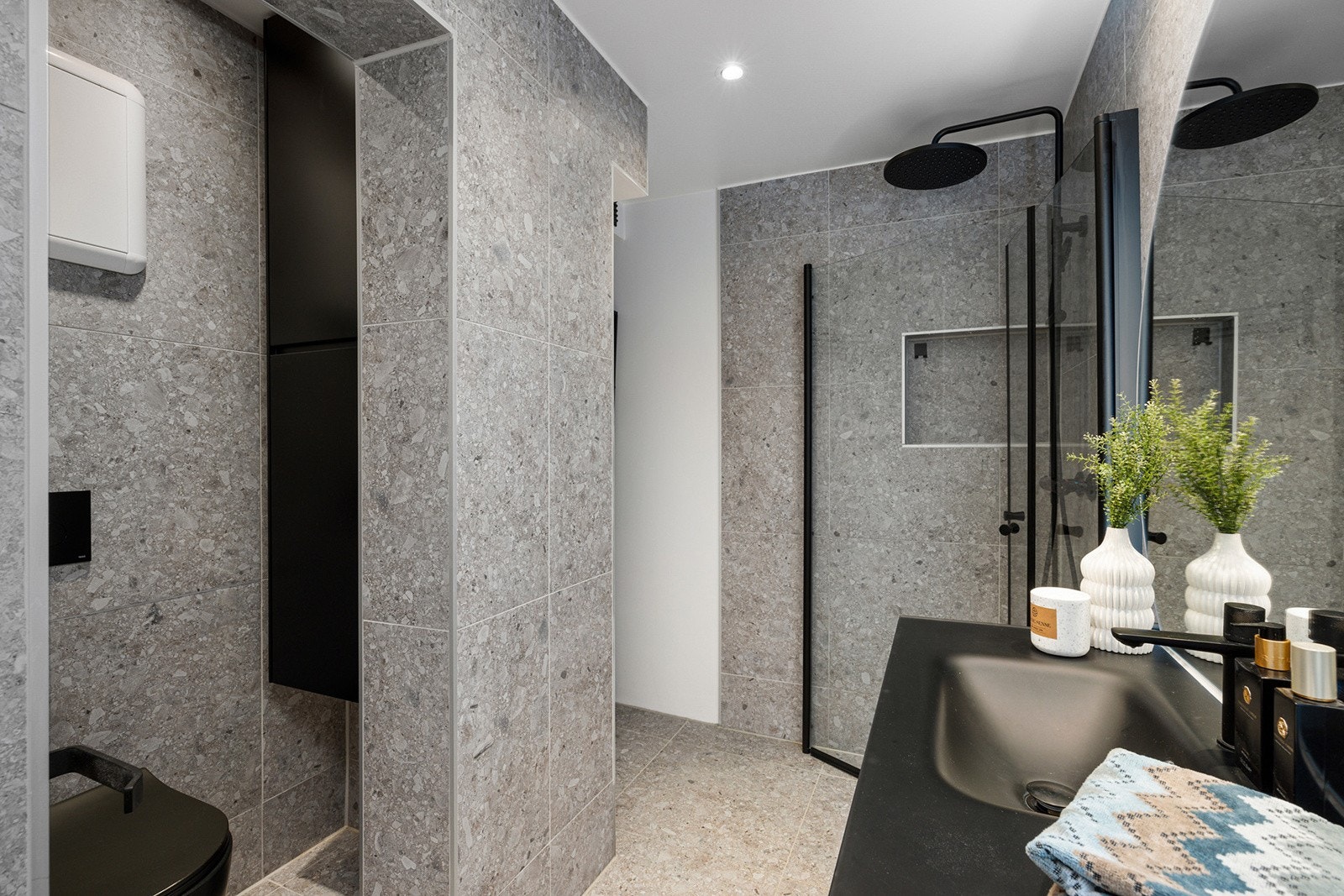 Stort lekkert bad med gulvvarme og downlights Galleribilde