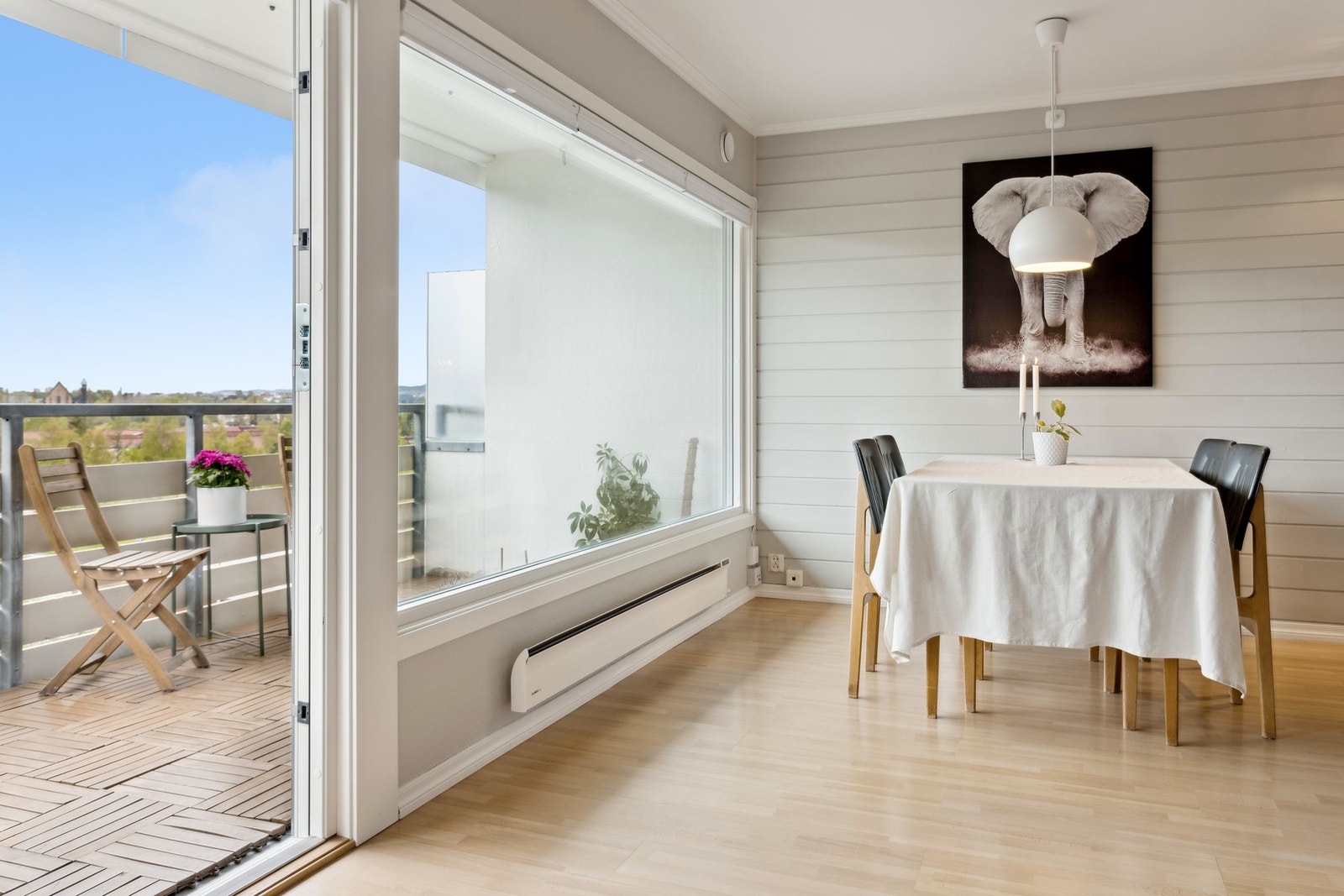 Balkongen blir en naturlig forlengelse av stuen på varme sommerdager. Galleribilde