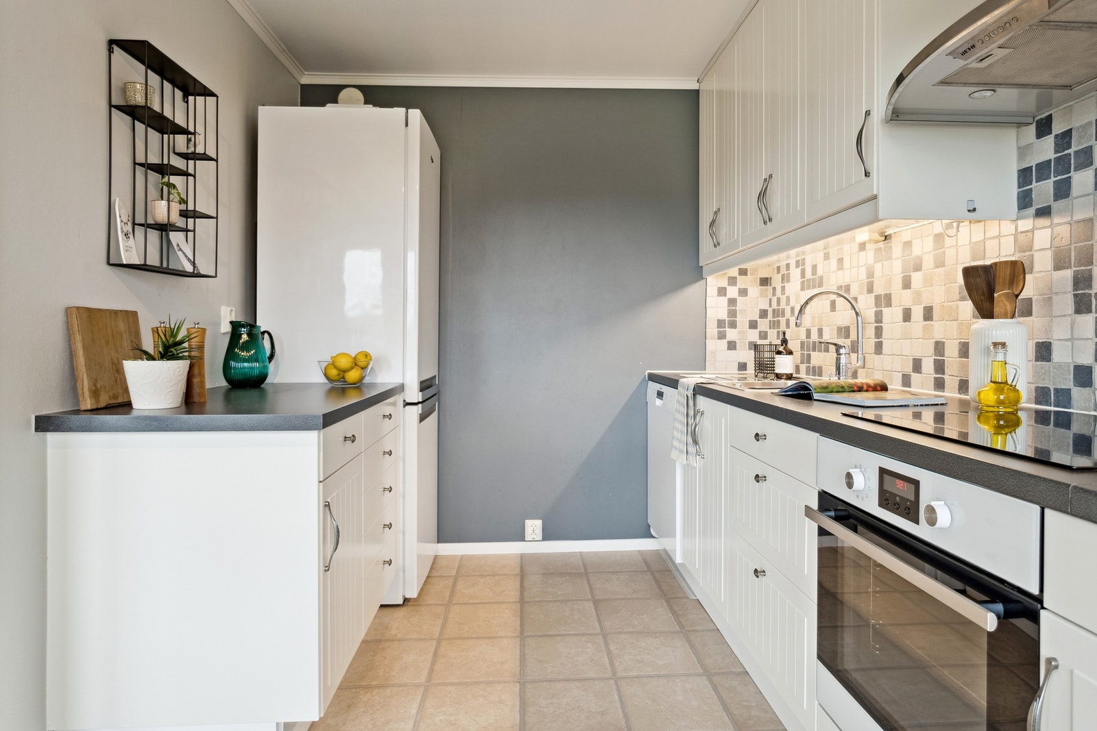 Kjøkkenet er utstyrt med integrert stekeovn og platetopp. Galleribilde