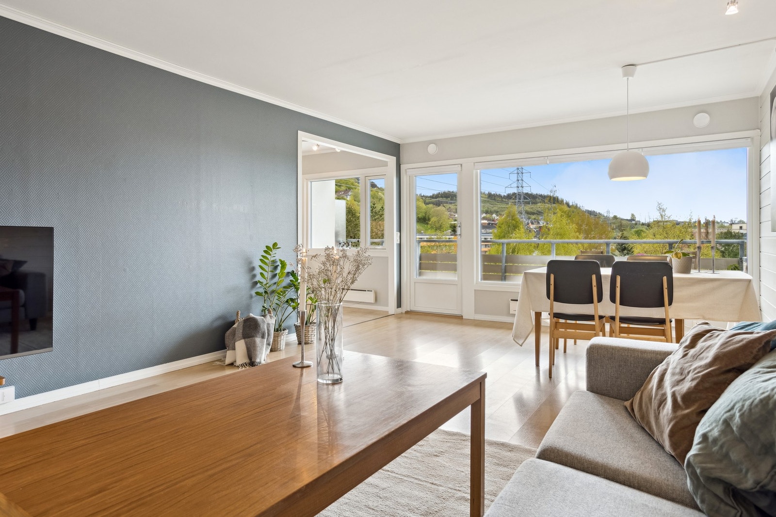 Stuen er lys og romslig med store vindusflater som slipper inn rikelig med naturlig lys Galleribilde