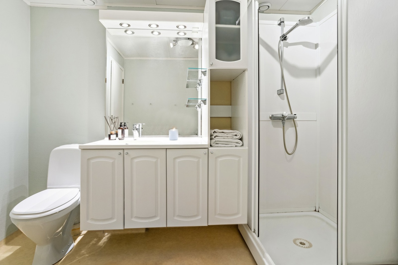 Baderommet har vegghengt servantinnredning, dusjkabinett og opplegg for vaskemaskin. Galleribilde