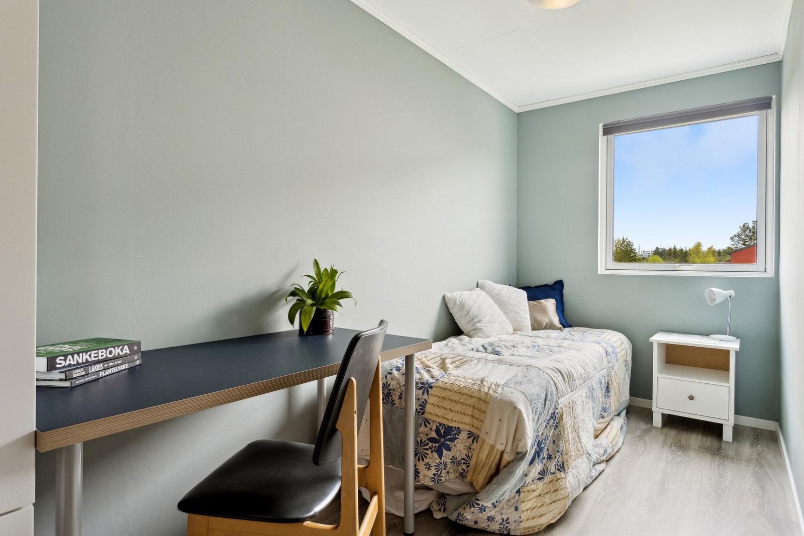 Soverom nr. 2 måler 8,5 kvm. Her kan du enkelt innrede med seng og annet møblement. Galleribilde