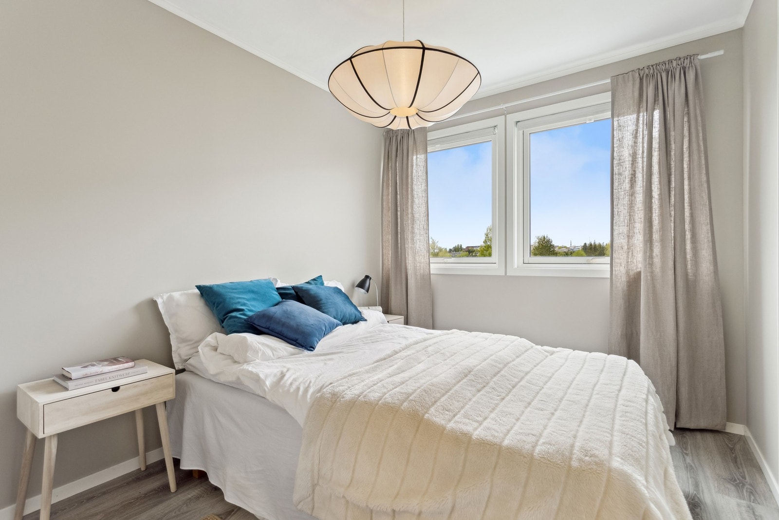 Leiligheten har to delikate soverom. Hovedsoverommet måler 9 kvm Galleribilde