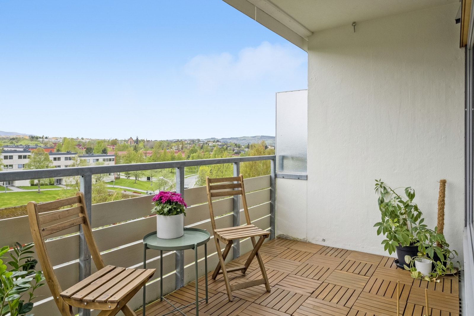 Godt med plass til diverse utemøblement. Galleribilde