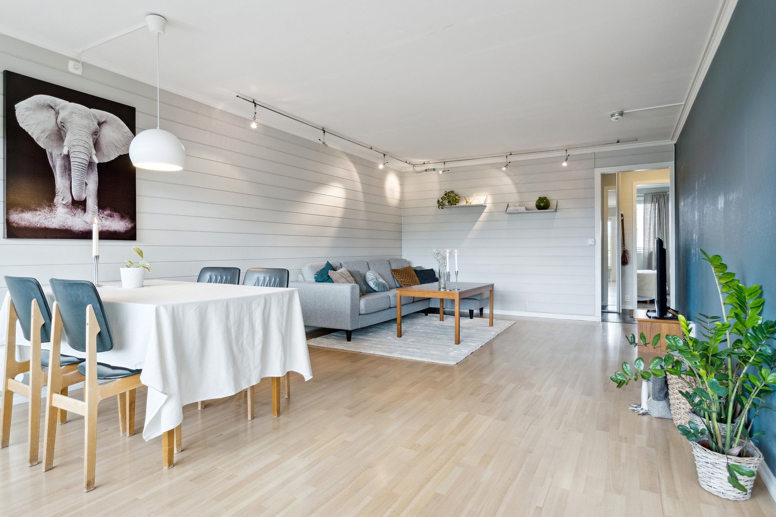 Stuen kan enkelt innredes med både spisebord og stor sofagruppe - uten at det oppleves rotete Galleribilde