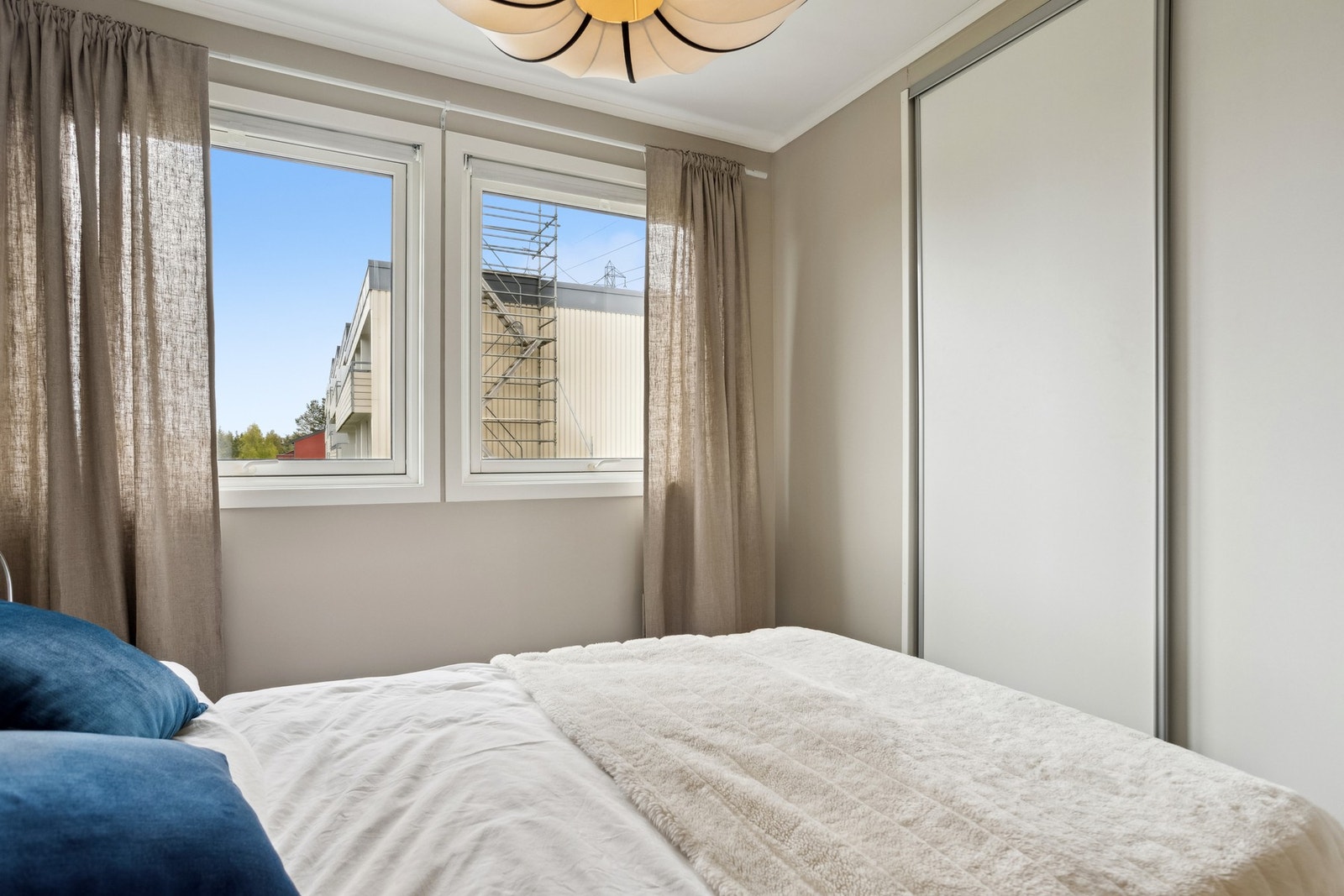 Soverommet er innredet med innebygd skyvedørsgarderobe, som sørger for godt med oppbevaringsmuligheter. Galleribilde