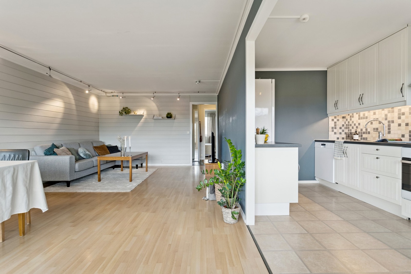 Kjøkkenet og stuen ligger delvis adskilt fra hverandre. Galleribilde