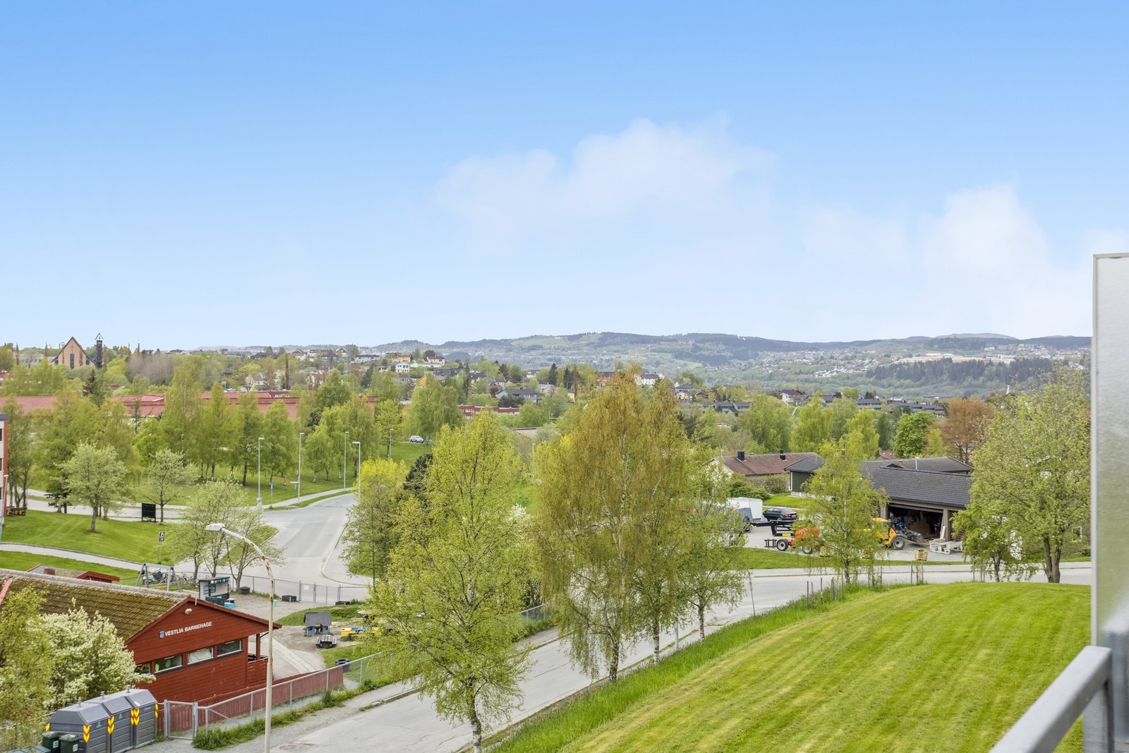 Eiendommen ligger i et etablert og barnevennlig område. Galleribilde