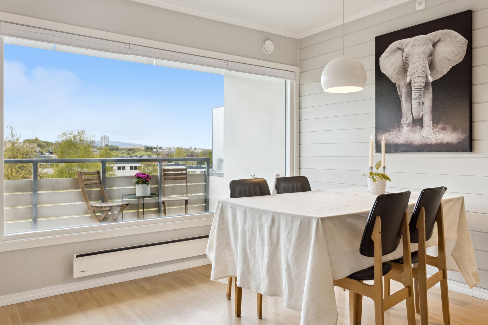 Spisebordet finner sin naturlige plassering i rommet mellom stuen og kjøkkenet. Galleribilde