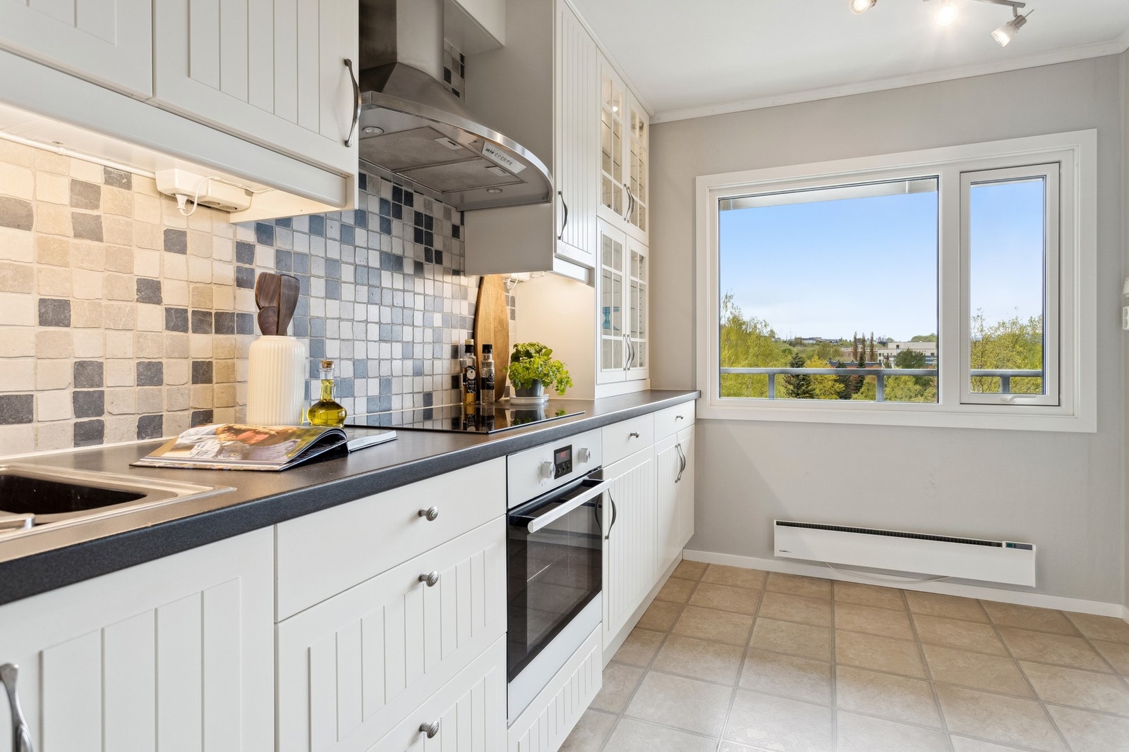 Det er rikelig med oppbevaringsmuligheter i både skuffer og skap Galleribilde