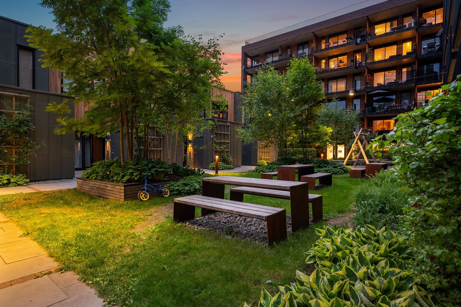 Fine uteområder med både sitteplasser og lekeområder. Galleribilde