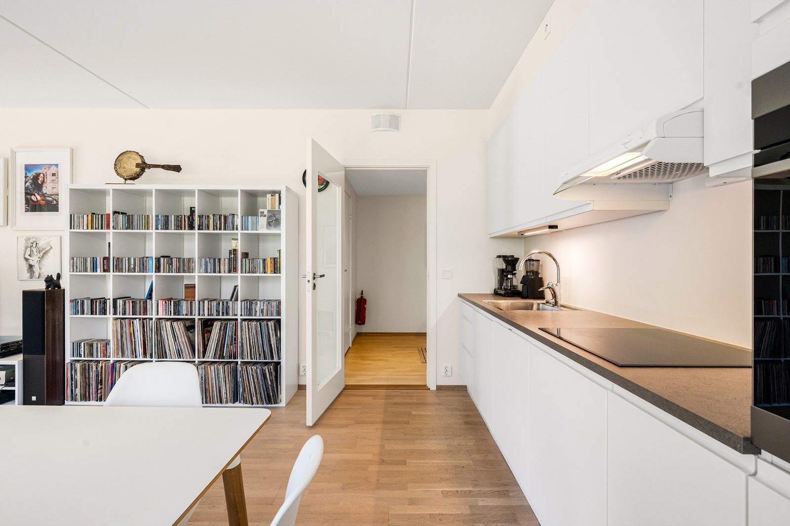 Kjøkkenet er utstyrt med integrerte hvitevarer som induksjonstopp, stekeovn, oppvaskmaskin og kjøl/fryseskap. Galleribilde