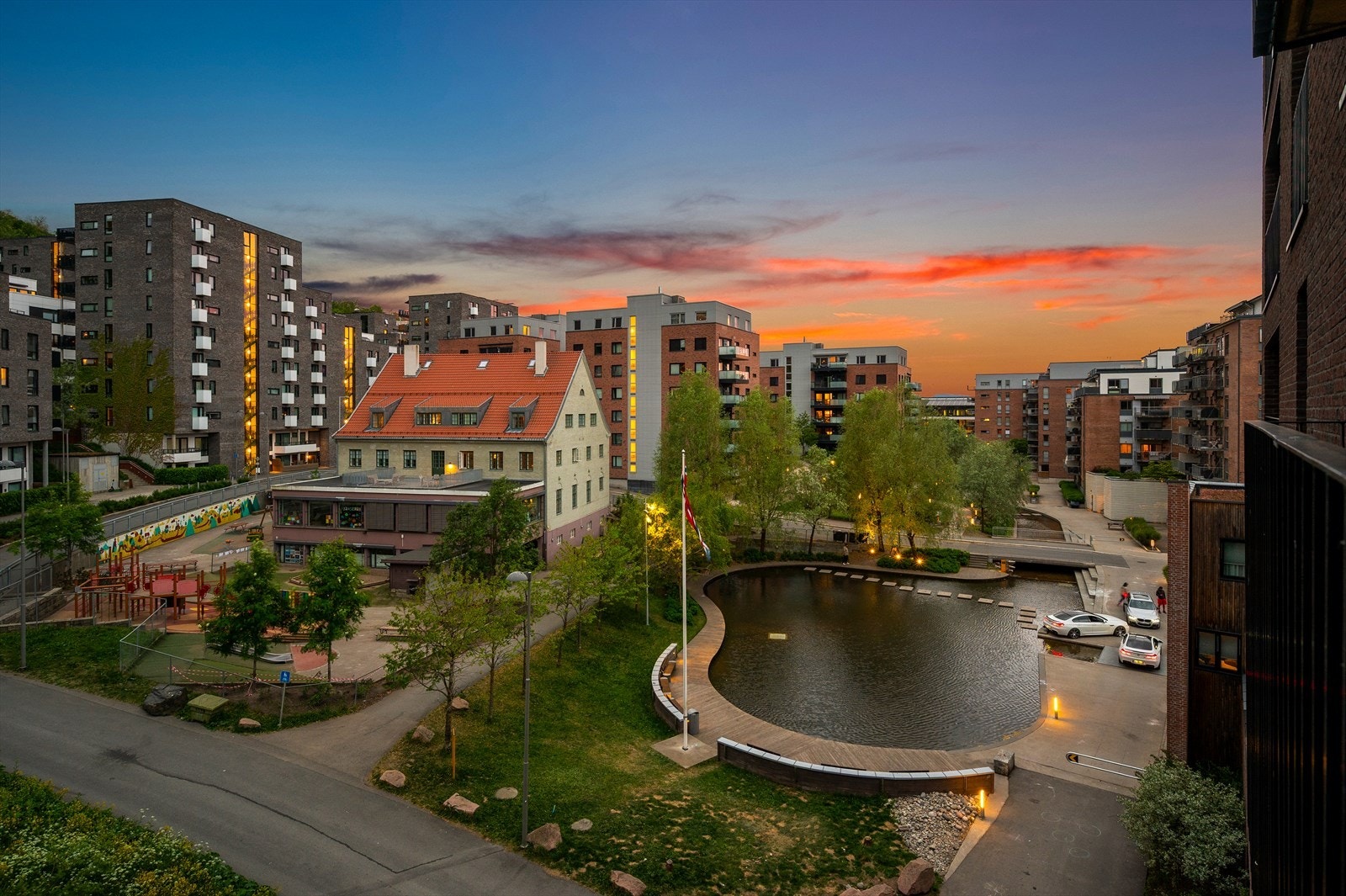 Fra den ene balkongen er det trivelig utsikt mot Vannspeilet i Kværnerbyen. Galleribilde
