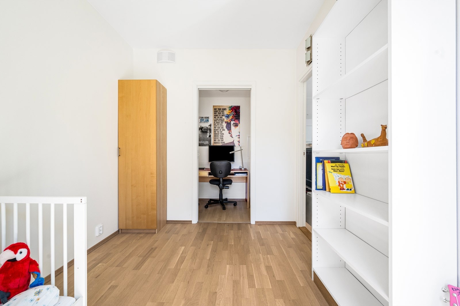 I tilknytning til rommet finnes en innvendig bod som fungerer fint som et hjemmekontor eller en plass til klær og oppbevaring. Galleribilde