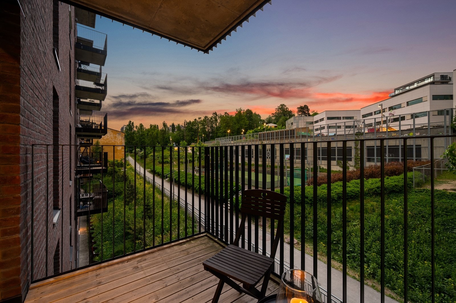 Denne vender mot rolige omgivelser og har plass til utemøbler og planter - ideell for en stille morgenkaffe i solen. Galleribilde