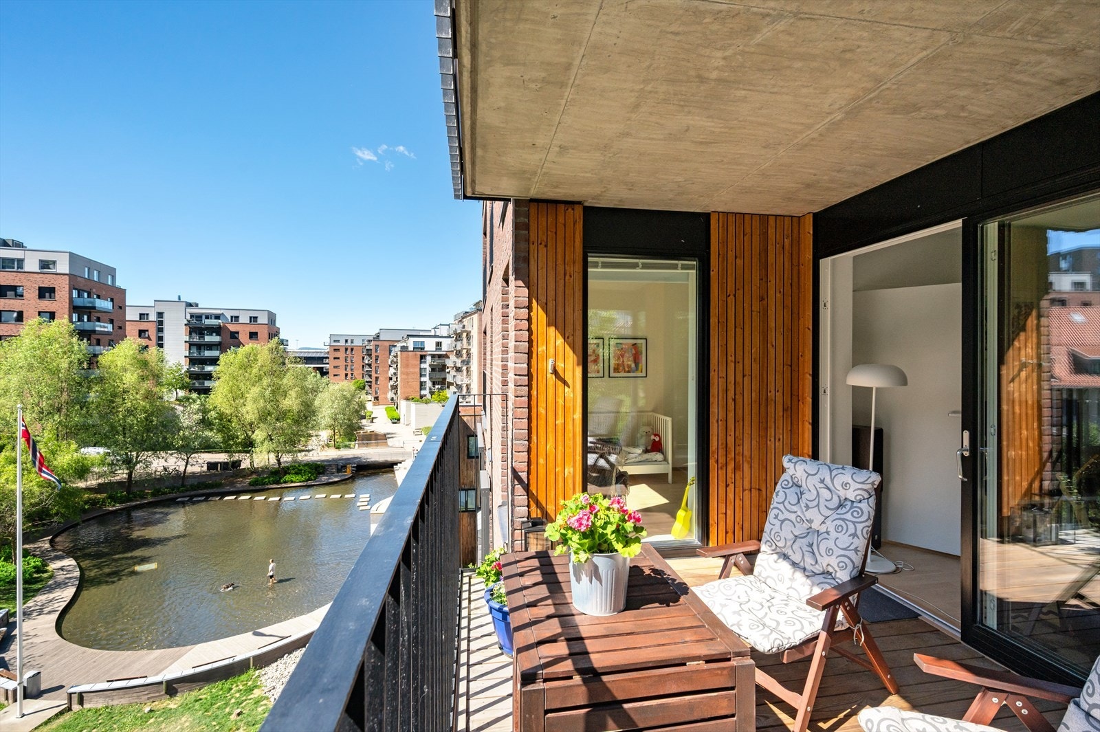 Denne leiligheten har to solrike balkonger som gir rikelig med uteplass. Galleribilde