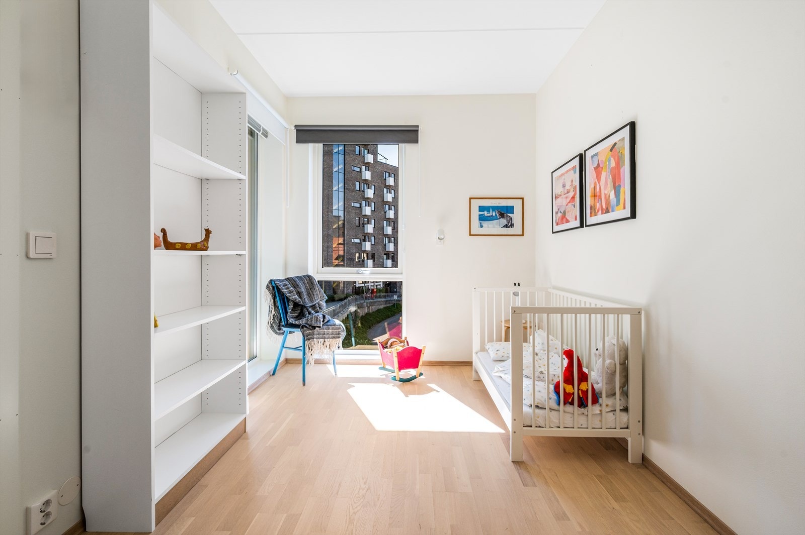 Det andre soverommet har lyse overflater og fleksible innredningsmuligheter. Galleribilde