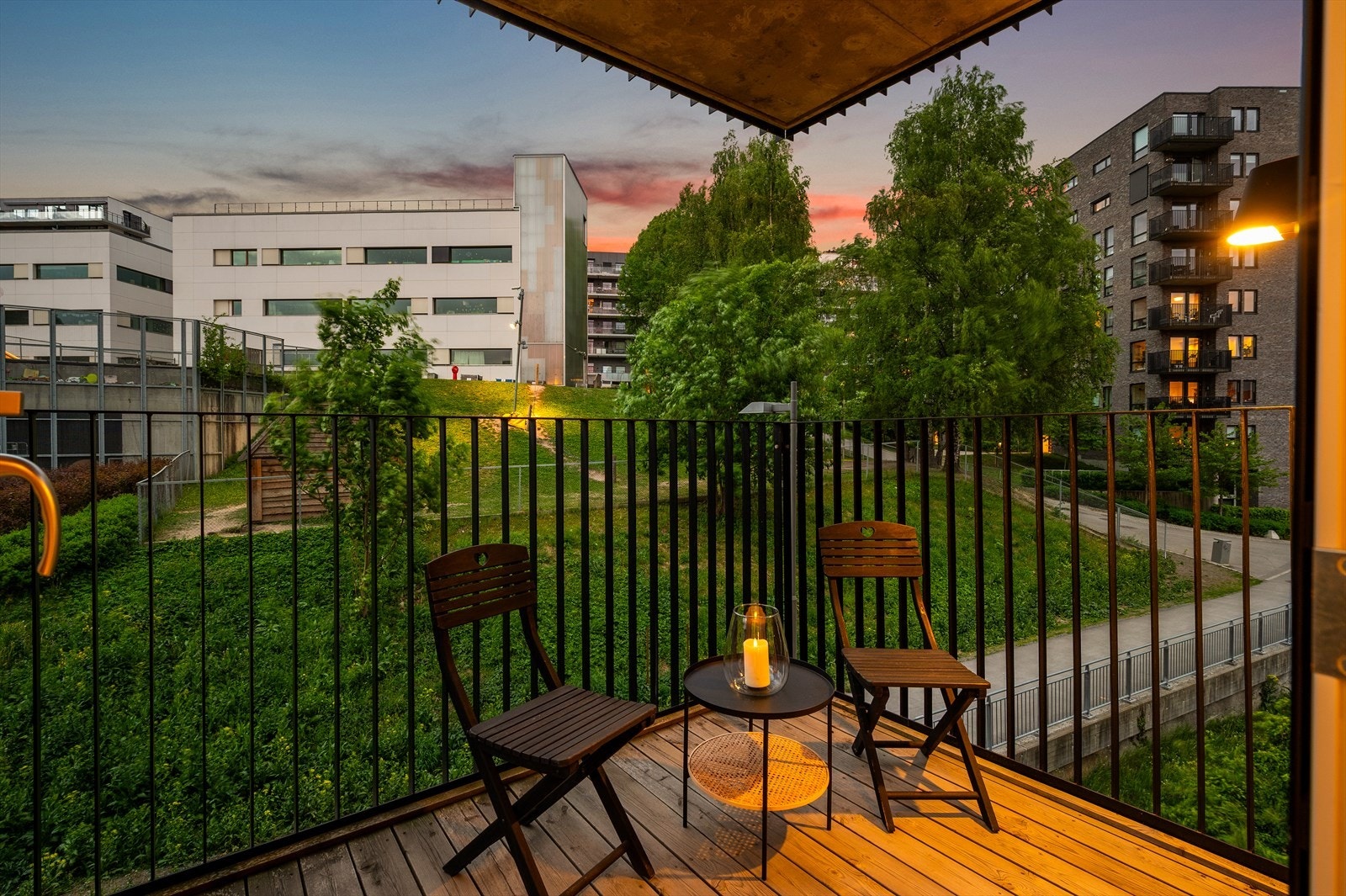 Den andre balkongen er sydøstvendt og ca. 5 m². Galleribilde