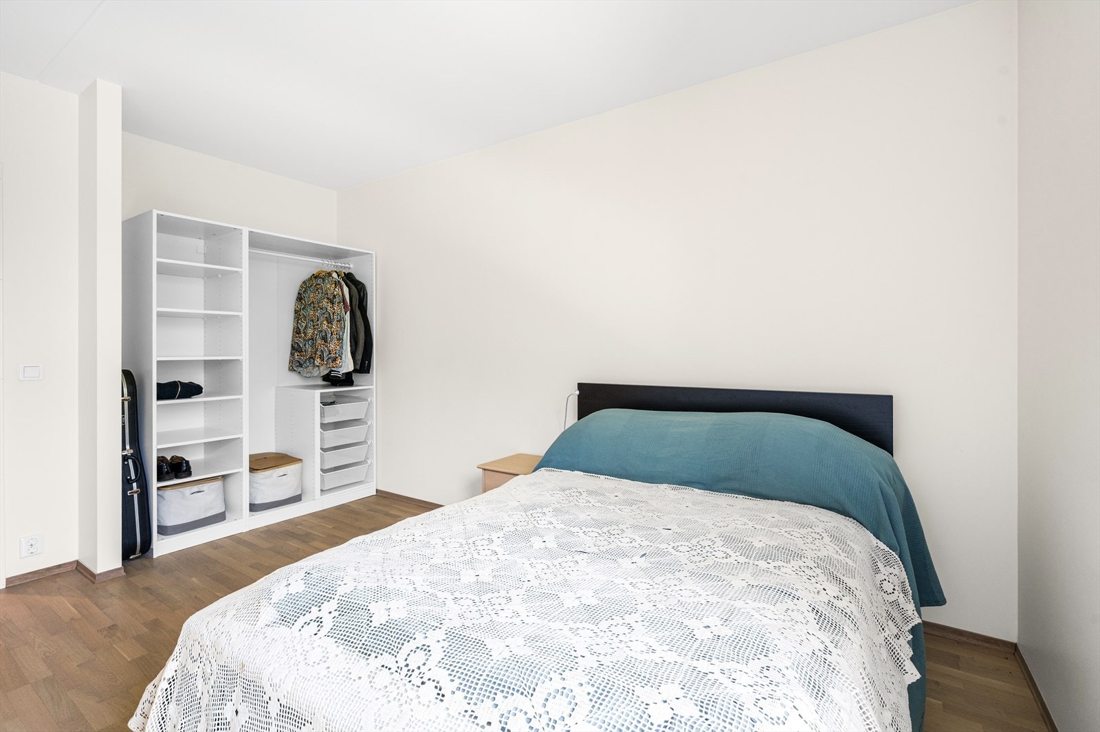 Vinduet gir naturlig lysinnslipp, og en praktisk åpen garderobeløsning sørger for god oppbevaringsplass. Galleribilde