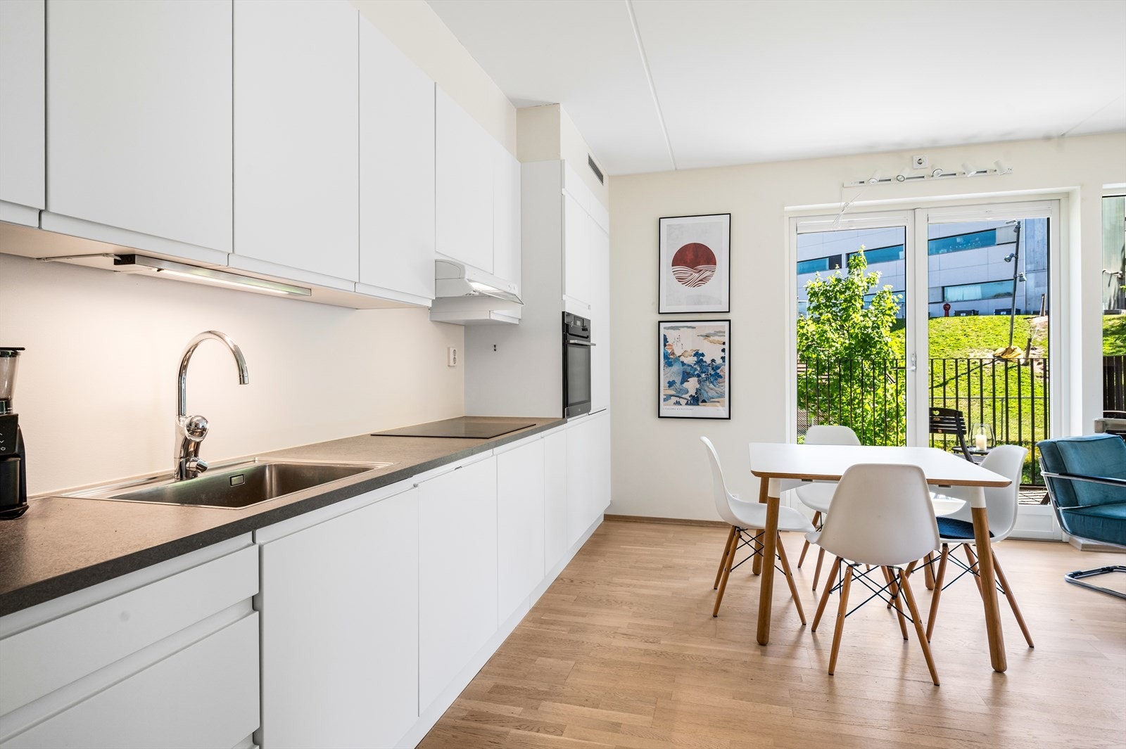 Fra kjøkkensonen er det utgang til balkong nr. 2. Galleribilde