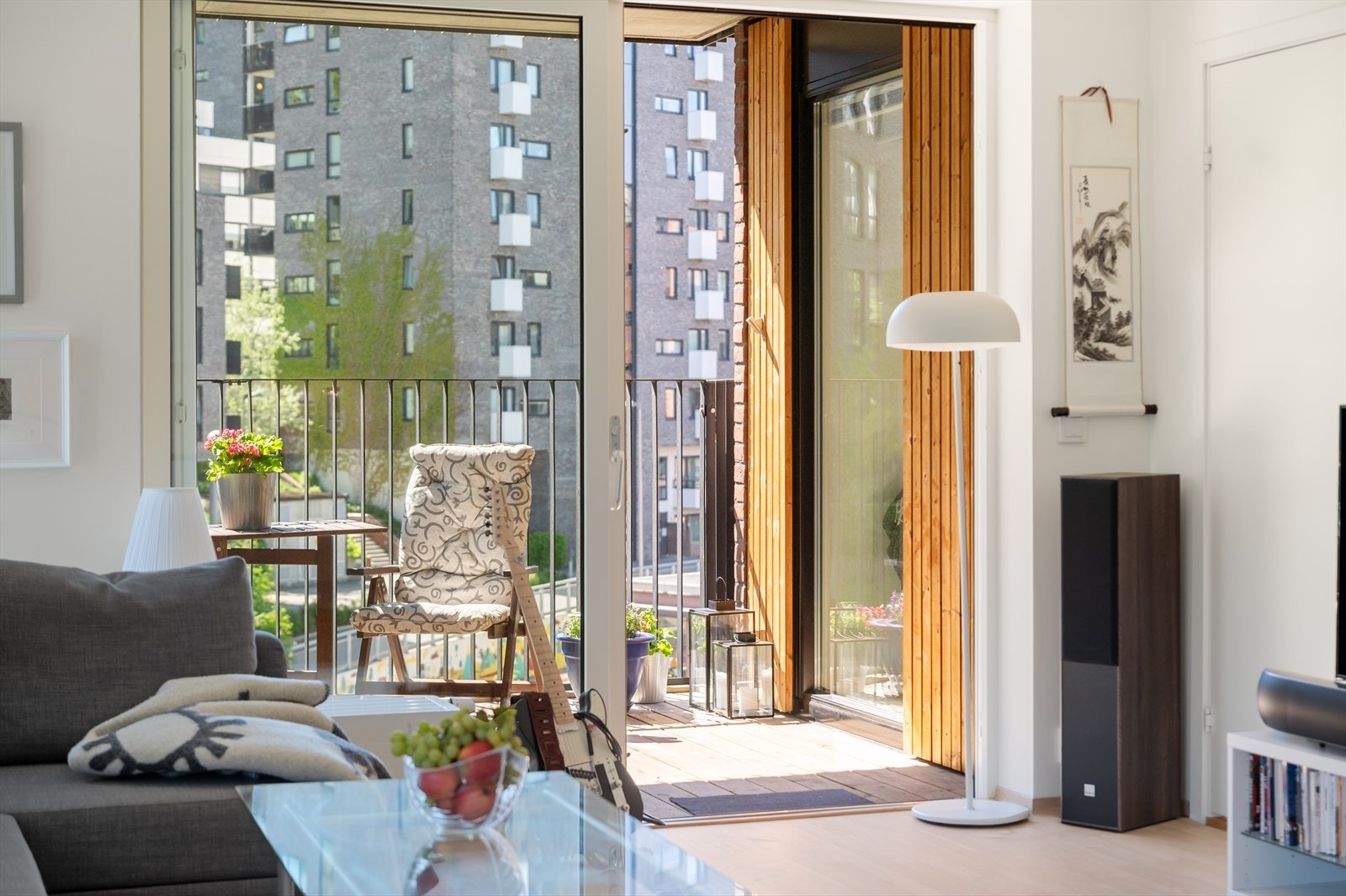 Store vindusflater og to balkongdører fra ulike vinkler sørger for rikelig med naturlig dagslys og skaper en luftig og behagelig atmosfære. Galleribilde