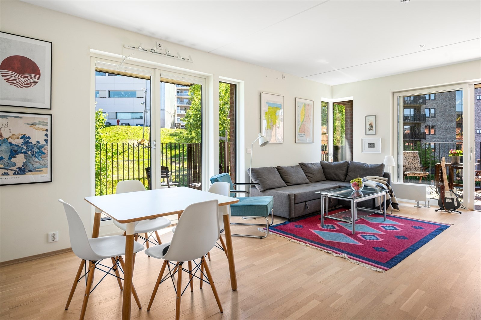 Gulvet er belagt med stilren 3-stavs parkett, og de lyse, nøytrale overflatene gir et flott utgangspunkt for personlig innredning. Galleribilde