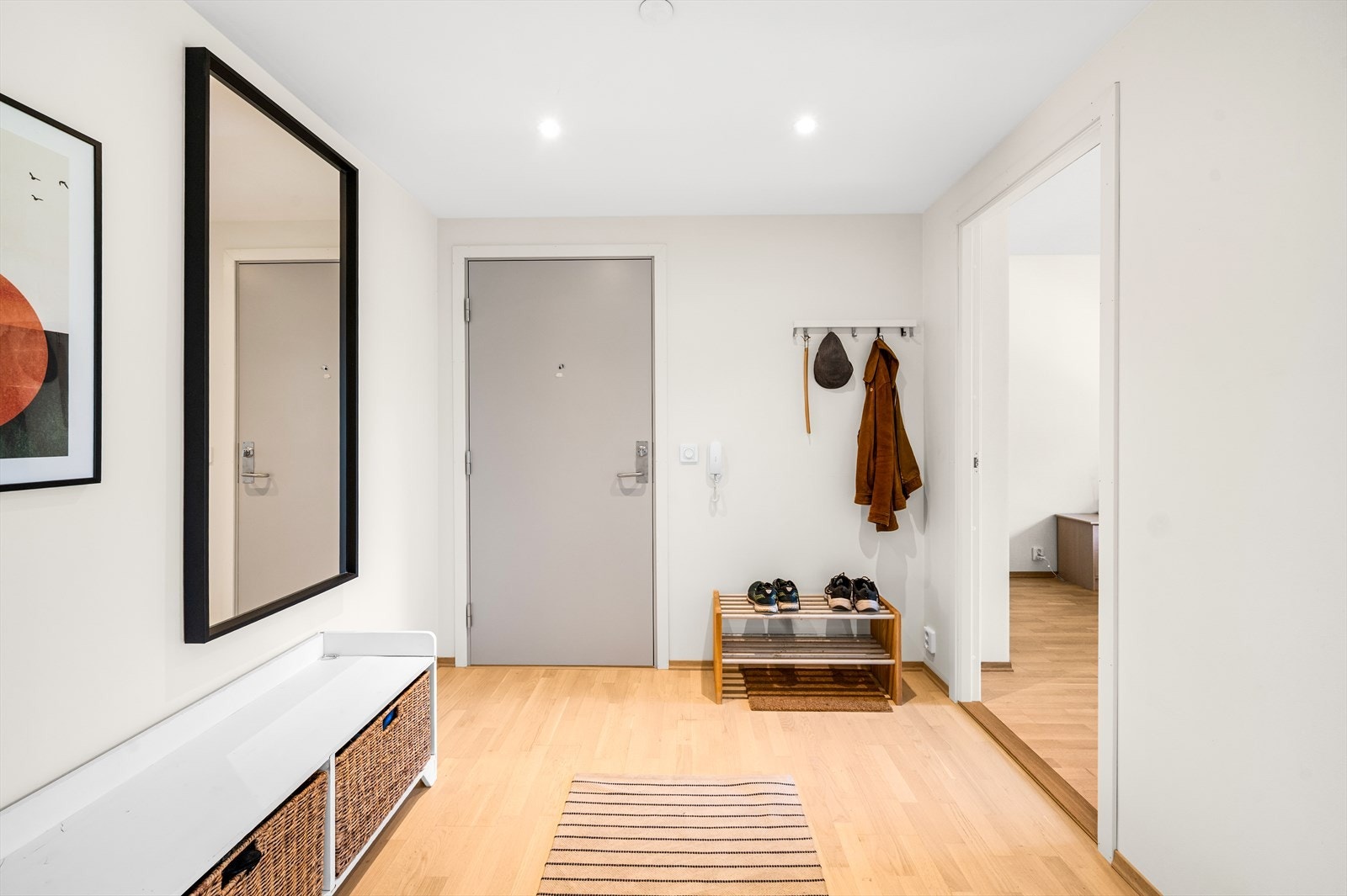 Entréen ønsker deg velkommen med en lys og trivelig atmosfære, og binder boligens rom sammen på en effektiv måte. Galleribilde