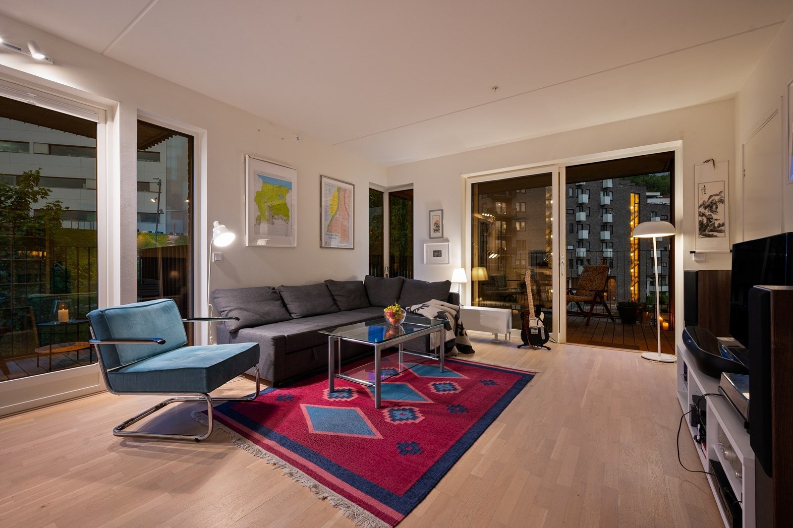 Rommet har en naturlig sone for sofagruppe med god plass til både avslapning og underholdning. Galleribilde