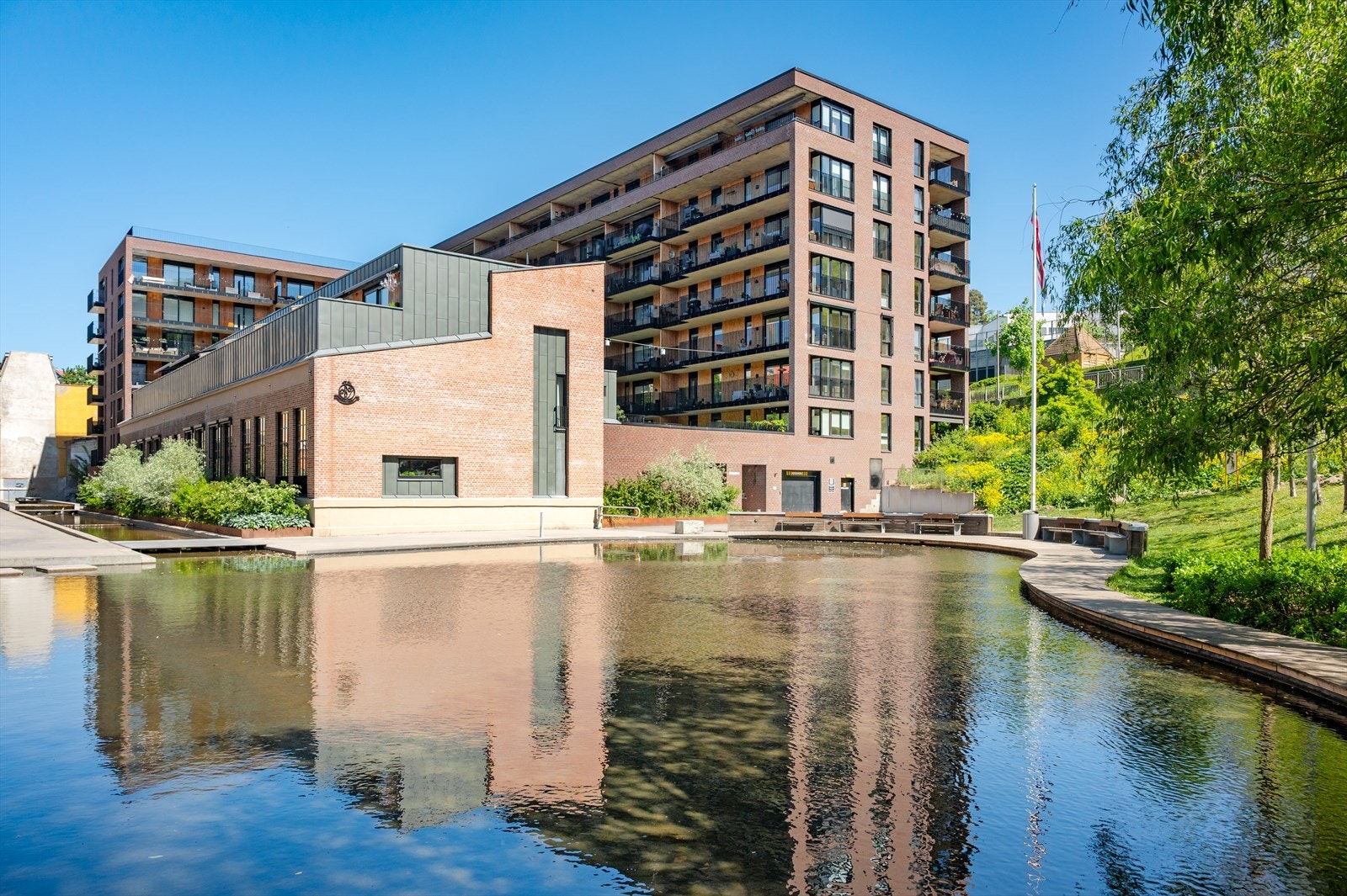 Boligen har god intern beliggenhet rett ved vannspeilet i Kværnerbyen og umiddelbar nærhet til treningssenter, matbutikk, kafè og flotte turmuligheter langs Alnaelva og til Utsikten. Galleribilde