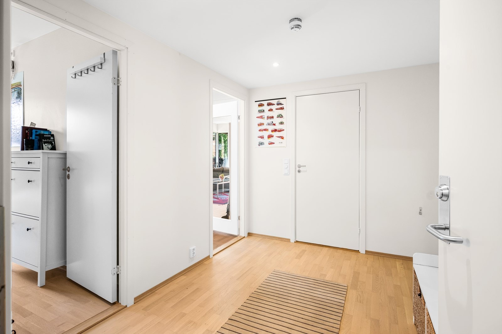 Her er det plass til både skoskap og garderobeløsning etter behov. Det er også montert knagger på vegg for enkel hverdagsoppbevaring. Galleribilde