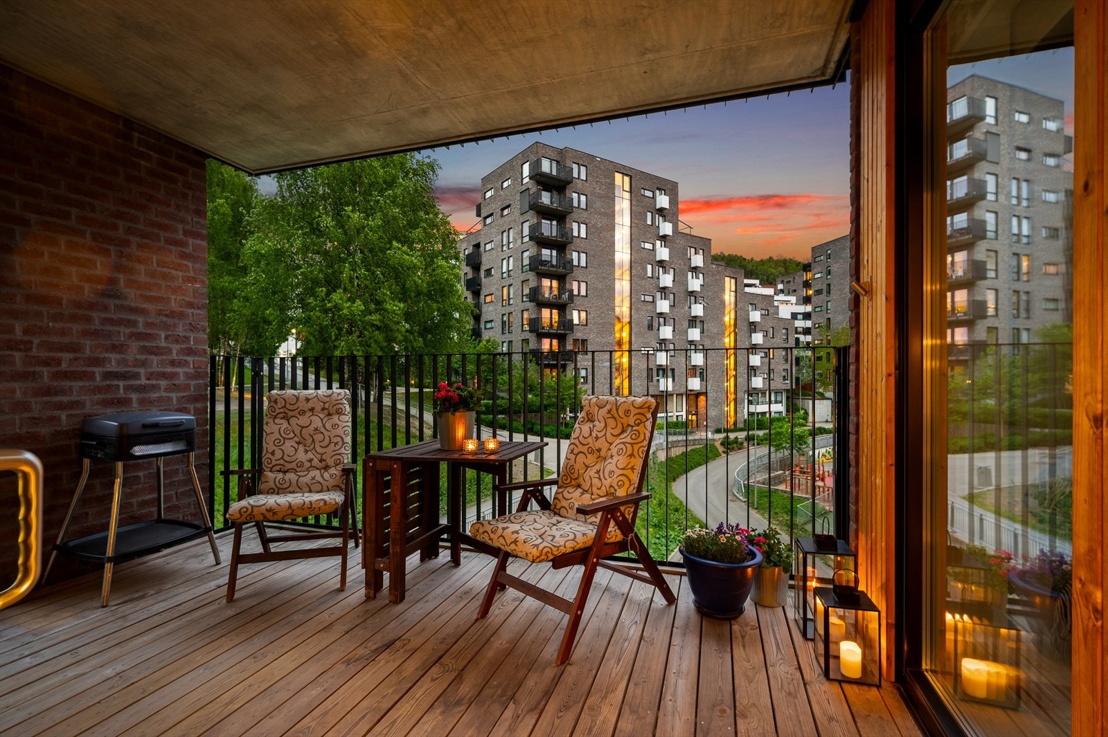 Levegger skjermer godt mot innsyn, og utelys gjør kveldene ekstra hyggelige. Galleribilde