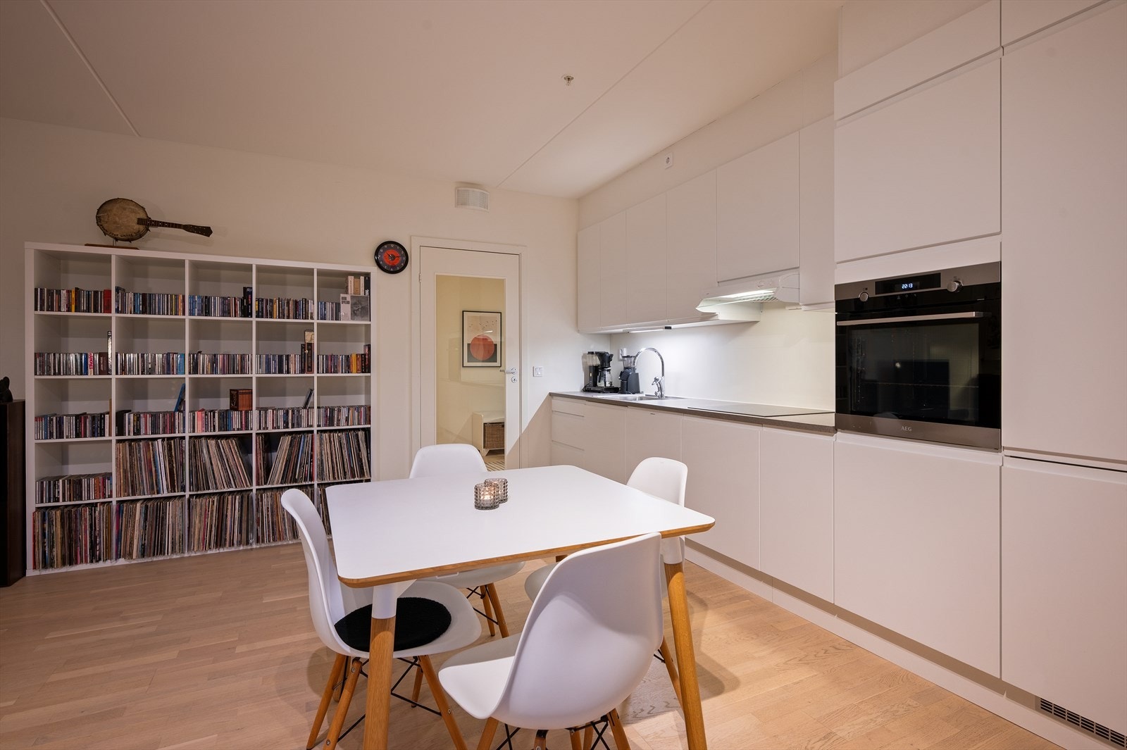 Moderne og funksjonelt kjøkken fra Aubo med glatte fronter og laminert benkeplate med nedfelt vaskekum. Galleribilde