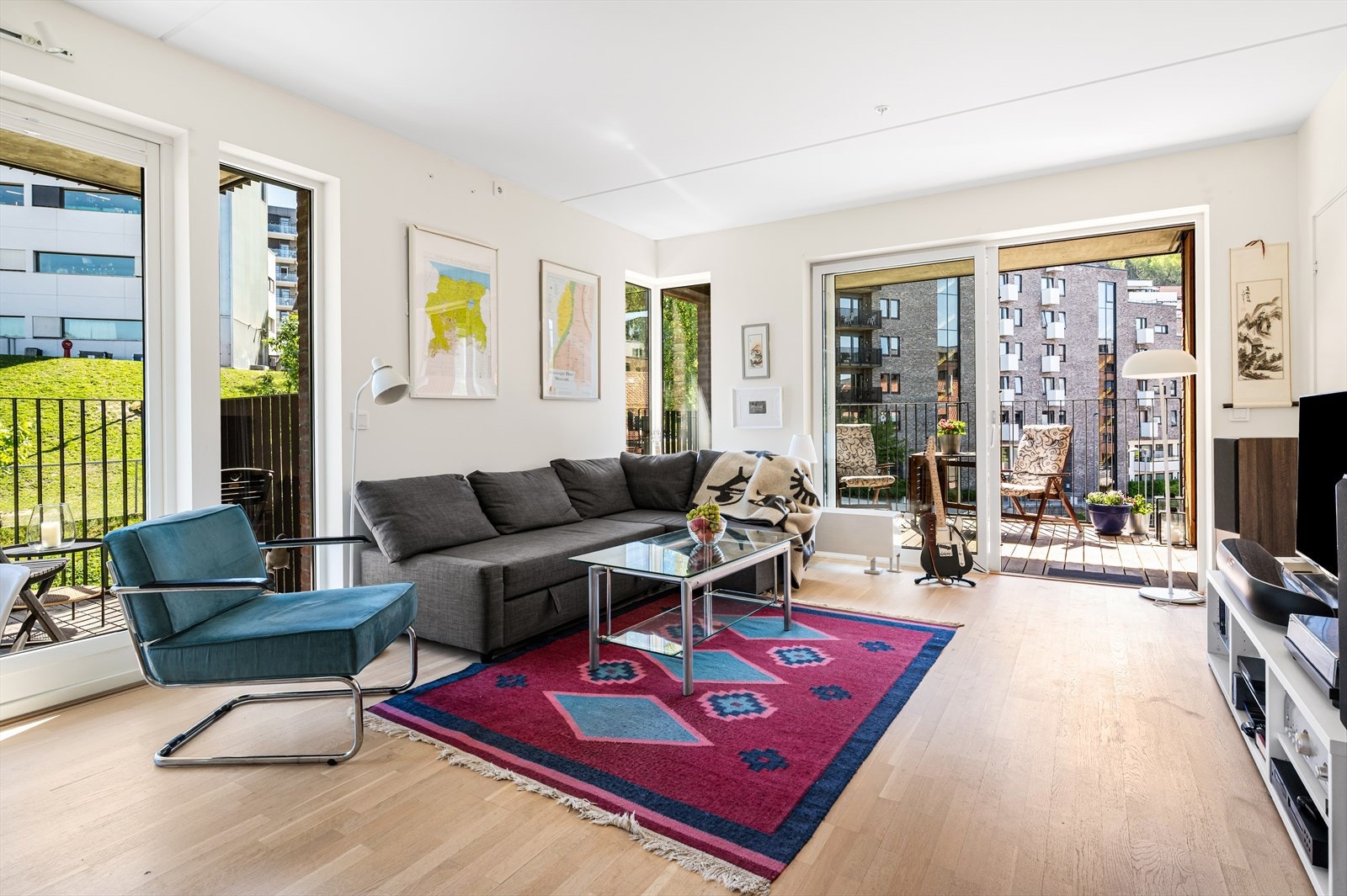 Dette er en svært lys og moderne 3-roms hjørneleilighet i 5. etasje, med beliggenhet i Kværnerbyen. Galleribilde