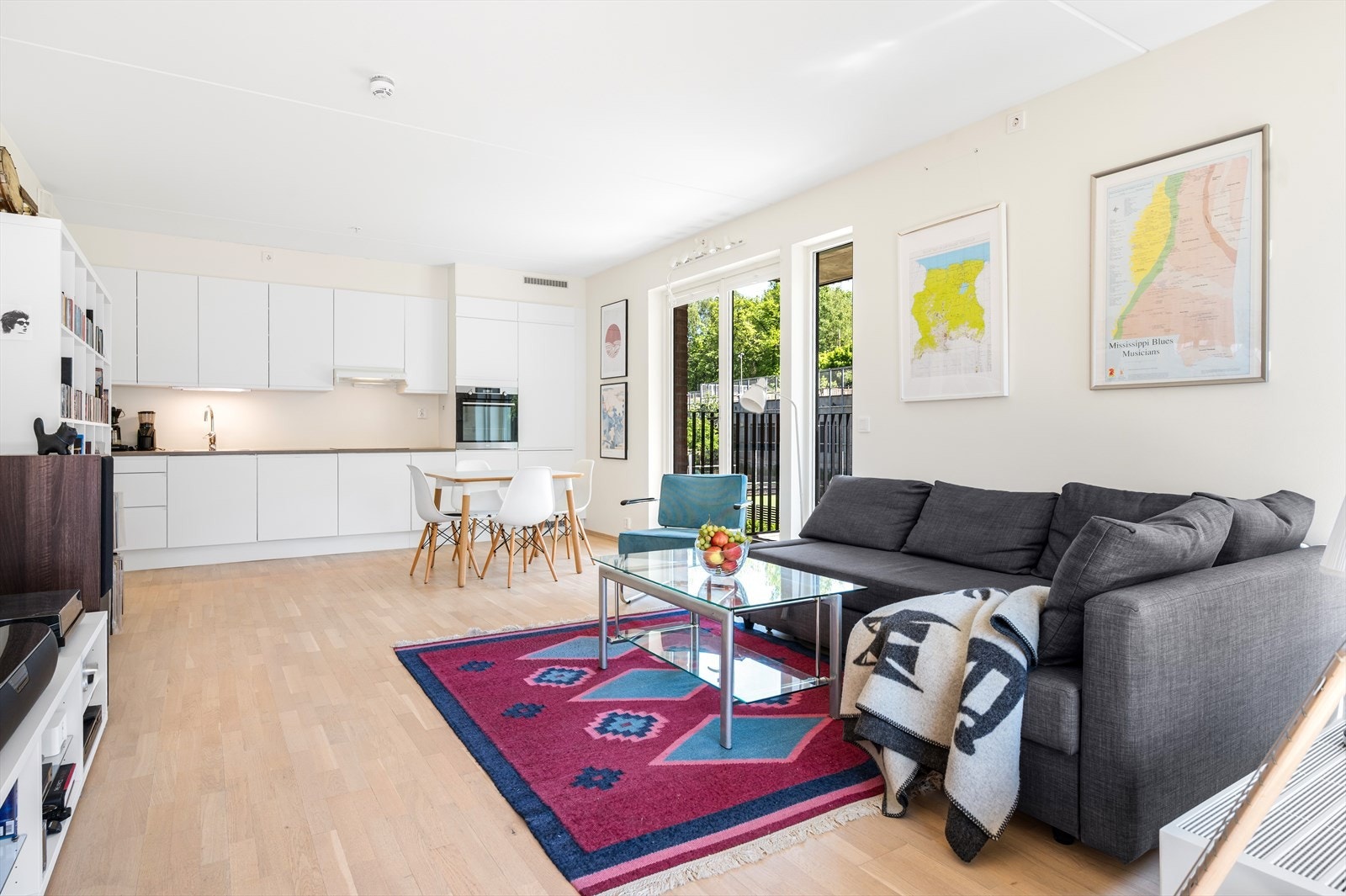 Leiligheten har en lys og innbydende stue med åpen løsning mot kjøkkenet - perfekt for både hverdagsliv og sosiale sammenkomster. Galleribilde