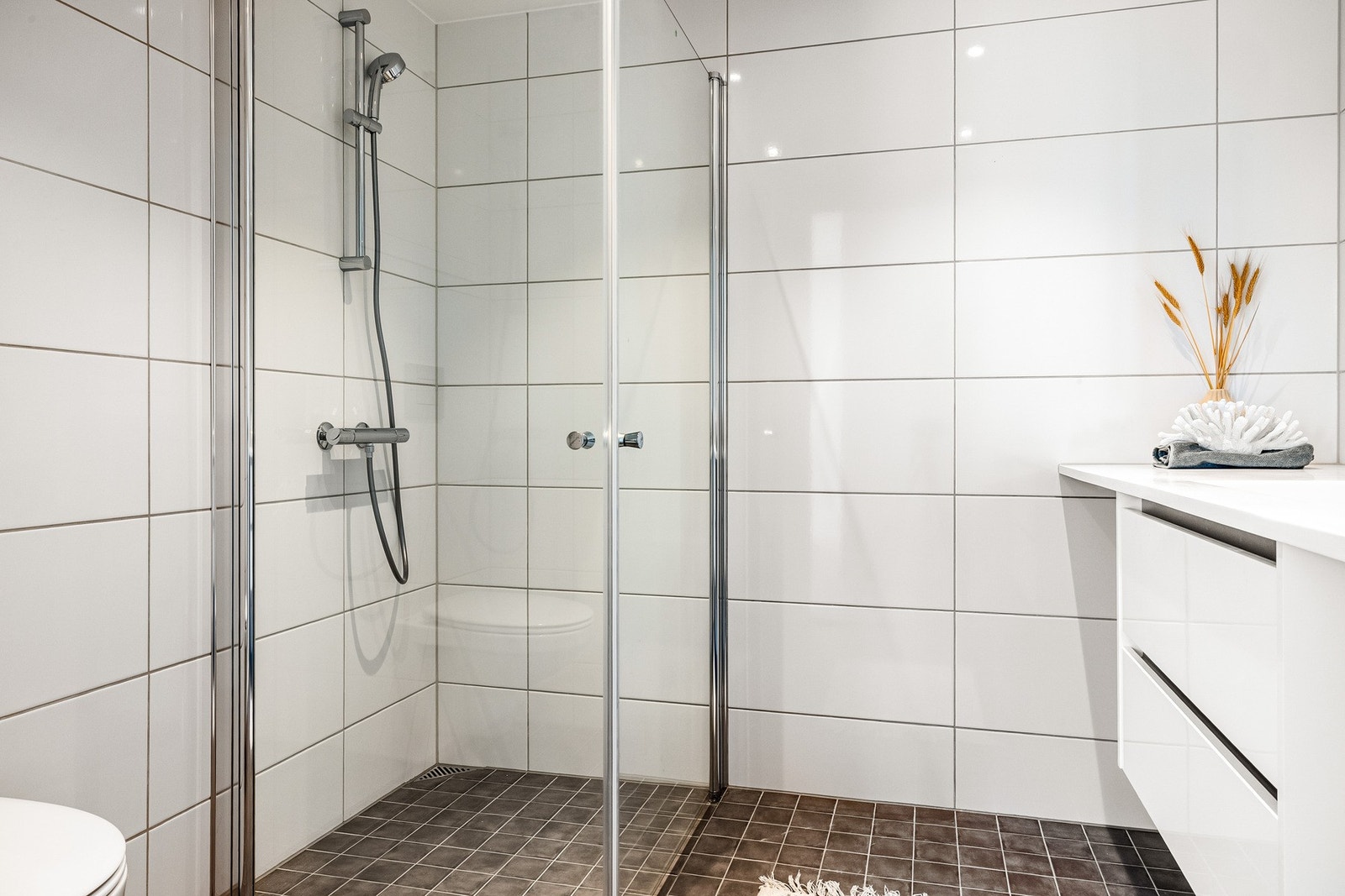 Badet er helfliset med enkle, men tidløse farger. Galleribilde