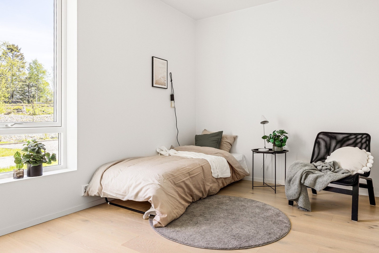 Alle soverommene er lyse og har plass til seng, garderobe og skrivepult, for å nevne noe. Galleribilde