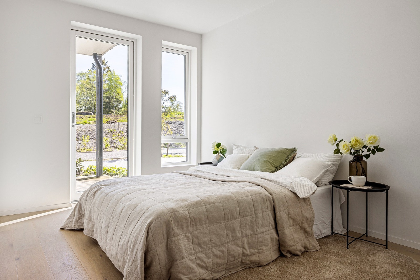 Denne leiligheten har totalt tre soverom. Dette er hovedsoverommet, med utgang til egen terrasse hvor du får morgensol. Galleribilde