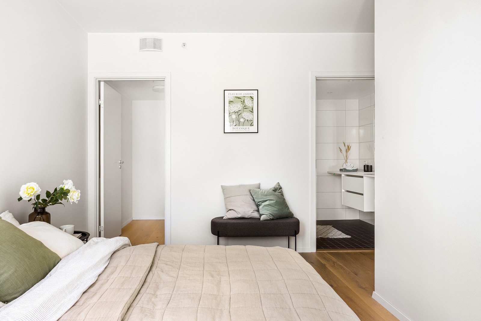 Fra hovedsoverommet er det også egen bod, som eventuelt kan være garderobe, og eget bad. Galleribilde