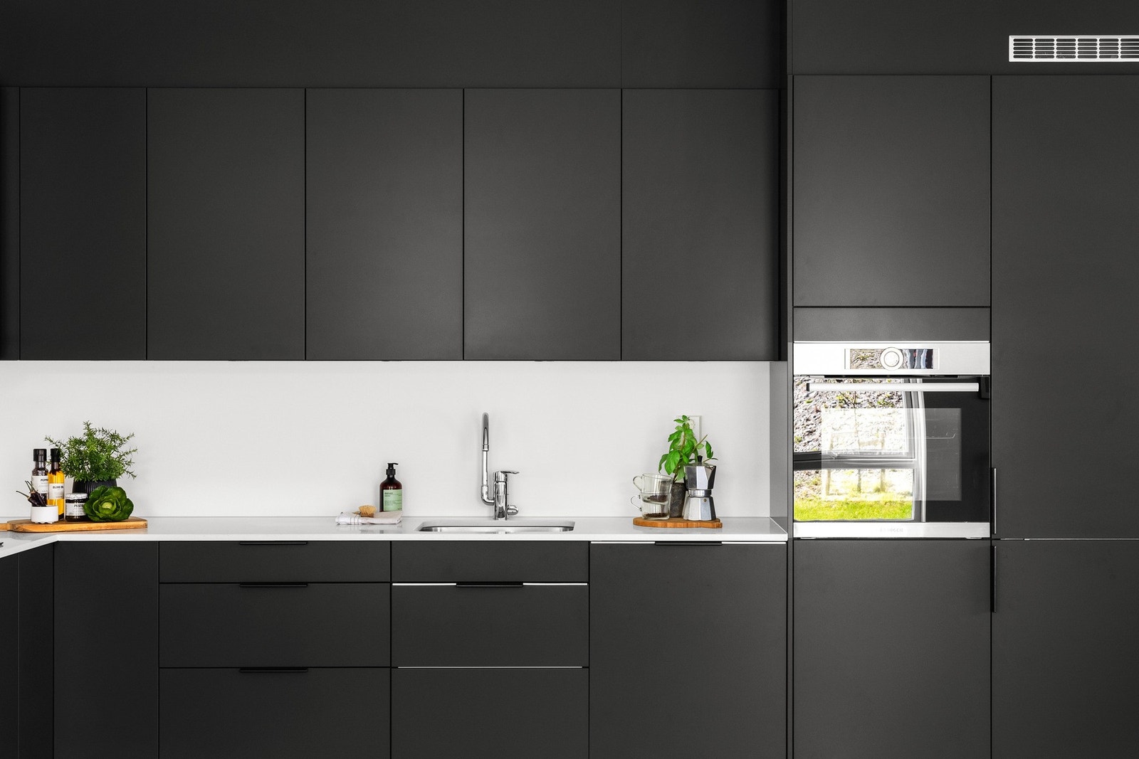 Benkeplaten er av Dekton, som er en steintype som tåler både søl og høye temperaturer. Galleribilde