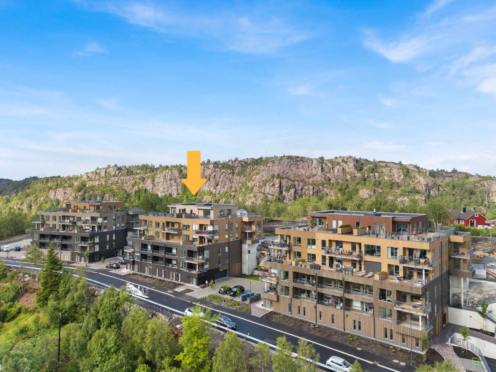 Leiligheten ligger i bygget markert med gul pil. Galleribilde