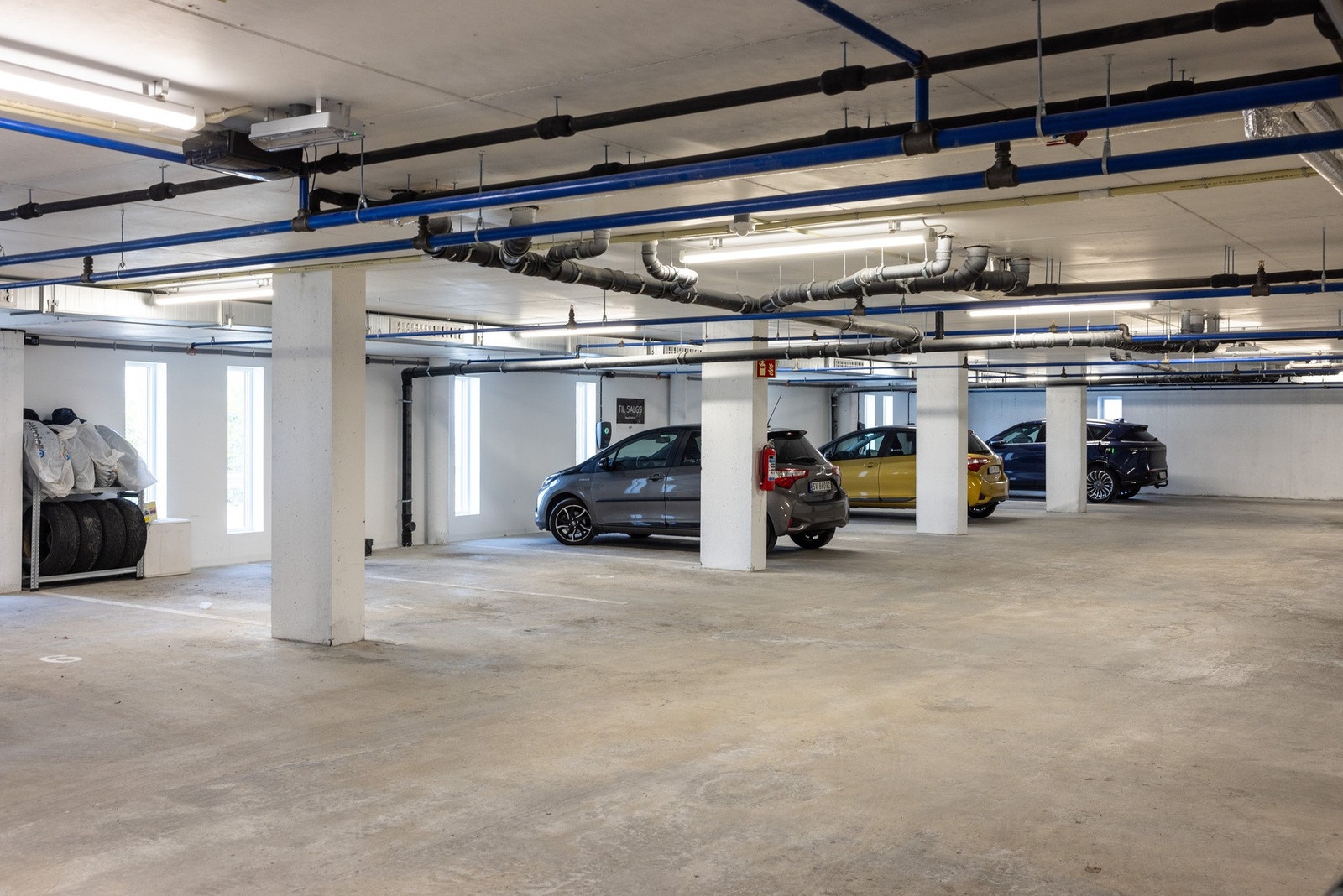 Det er mulig å kjøpe parkeringsplass i garasjen under, til kr. 250.000,-. Galleribilde