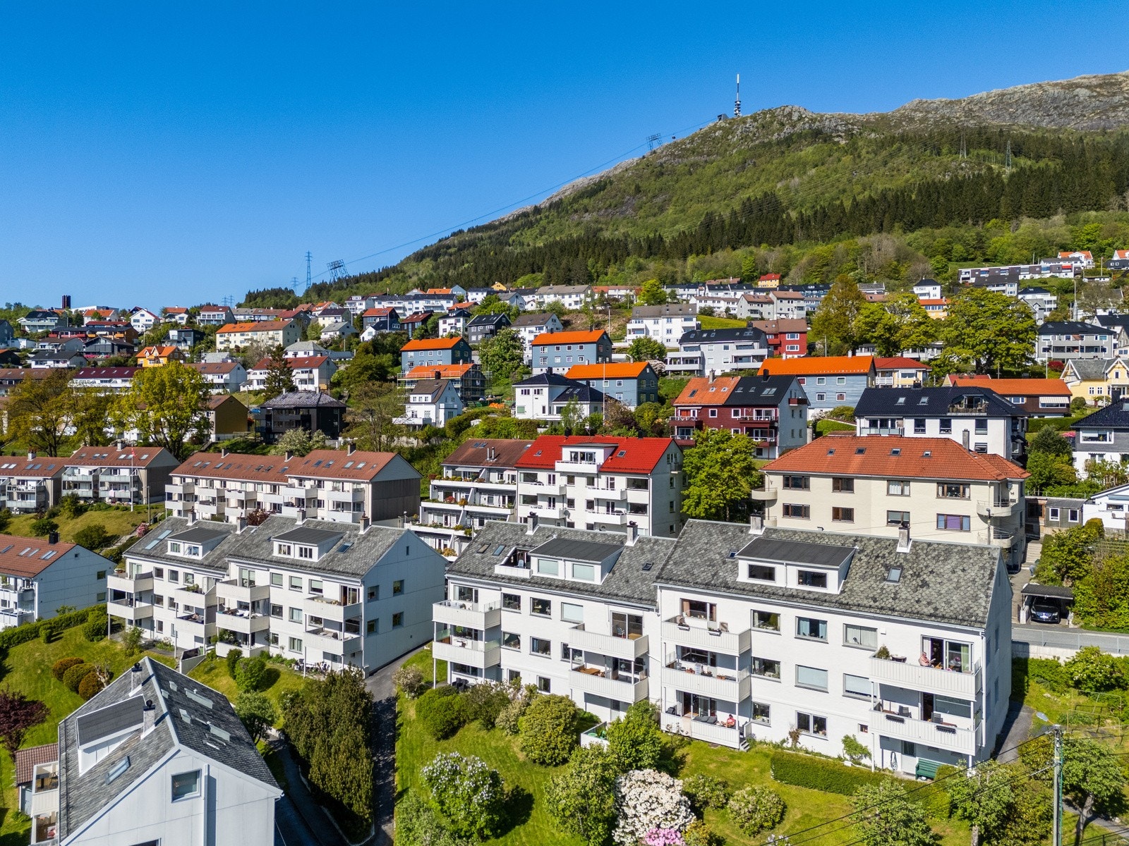 Fra boligen er det gangavstand til "alt" man har behov for i hverdagen. Det er soneparkering i gate. Ellers har akjelaget parkeringsplasser en kan søke på. Galleribilde