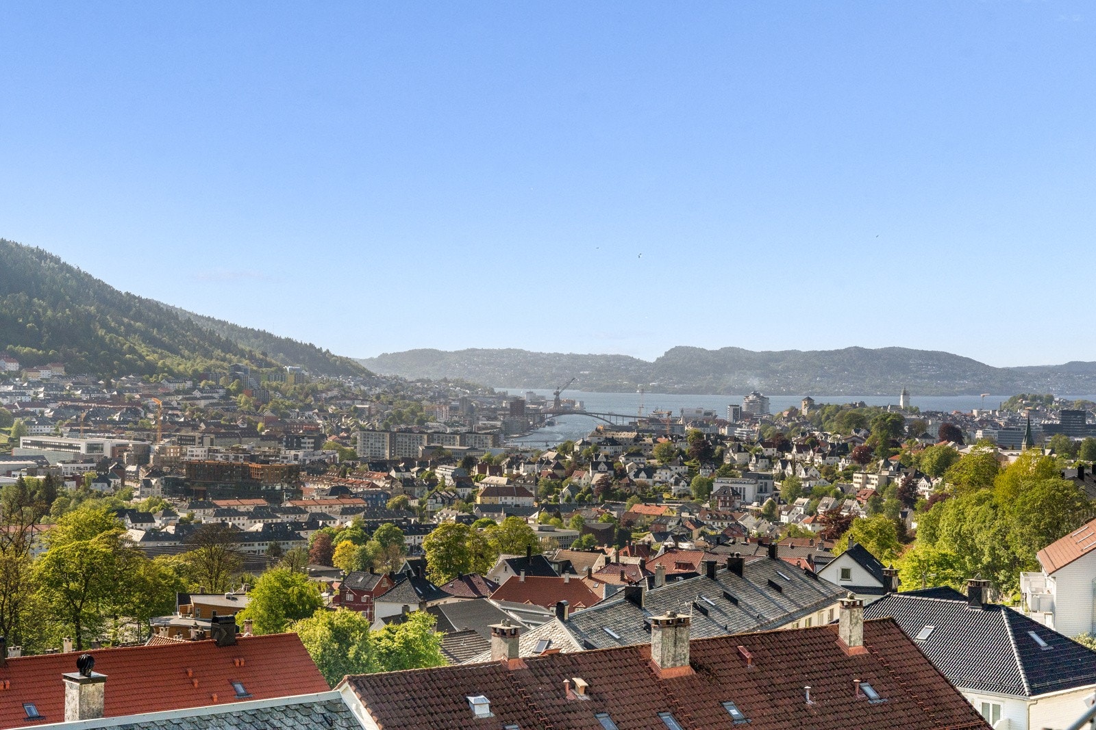 Fra stuen har man en fantastisk utsikt. Her har man sol fra ca. 13 - 22.30 midtsommers, og man ser hele solnedgangen over Askøy på kvelden. Galleribilde