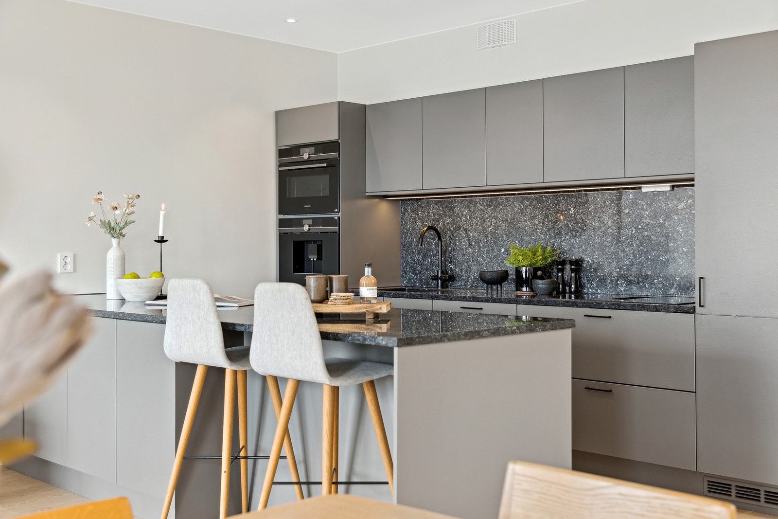 Kjøkkenet er et stilrent og fullt utstyrt kvalitetskjøkken, med benkeplate i slitesterk stein som både er praktisk og tiltalende. Galleribilde